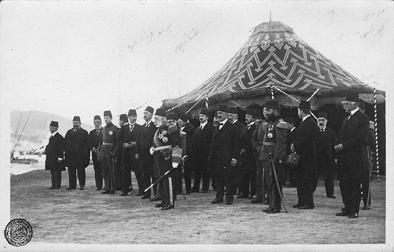 1913 yılında Moda’da düzenlenen deniz yarışlarını izleyen Sultan Reşat, Veliaht Vahdettin, Şehzade Abdülmecit, Şehzade Ömer Faruk, Harbiye Nazırı Cemal Paşa ve diğer ileri gelenler.