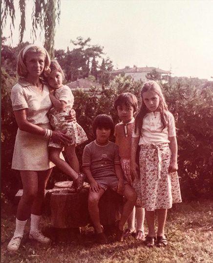 Annem Gürsan Şeyhun ve ben, kuzenlerle Nizam_daki evin bahçesinde, 1977